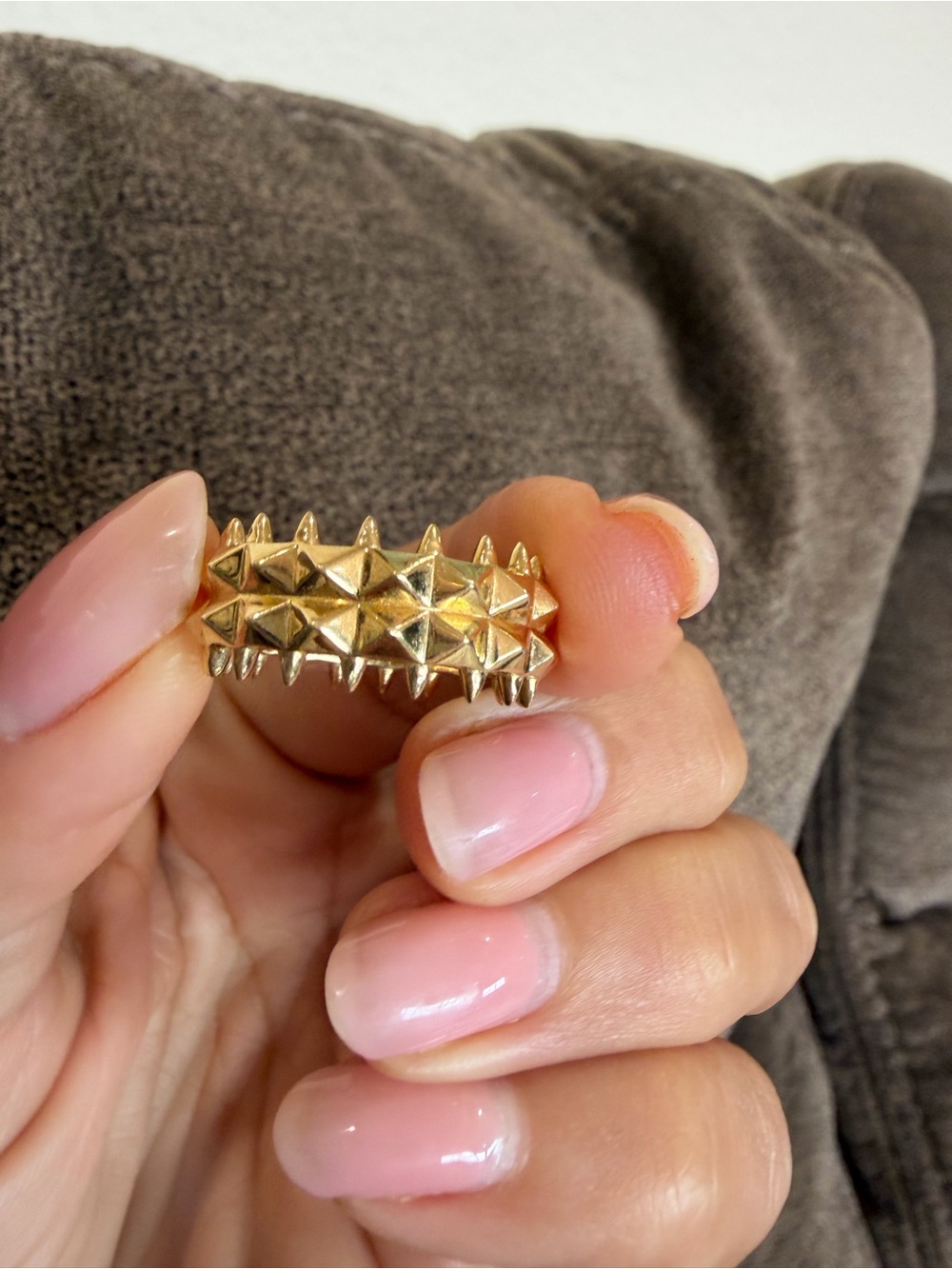 18K Yellow Gold Pyramid Stud Spike Wide Band Ring – 4.0g – Size 7–7.5